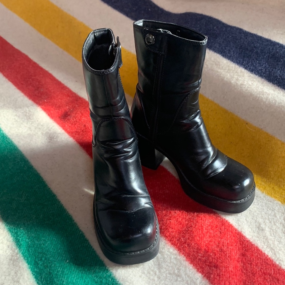Vintage Y2K Skechers Platform Boots. Women’s sz 7
